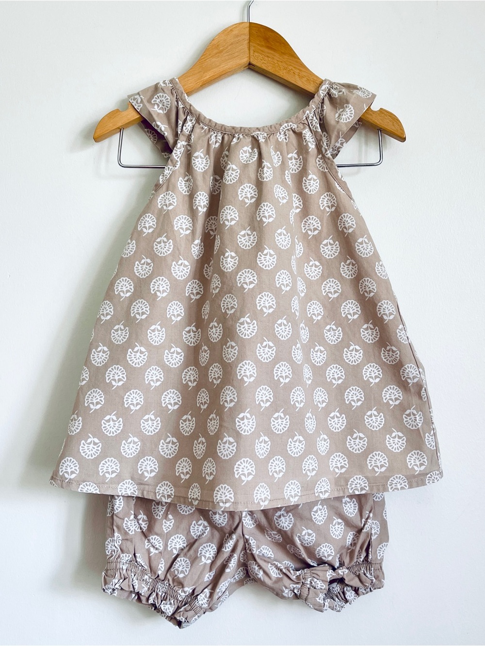 3T (90) Hanna Andersson Floral Beige Sun Dress Set